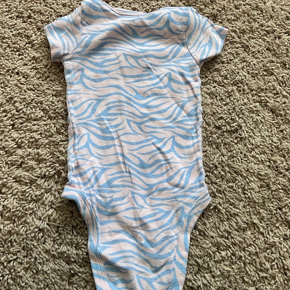 Carter’s Set of 3 Short Sleeved Onesies - Picture 7 of 7
